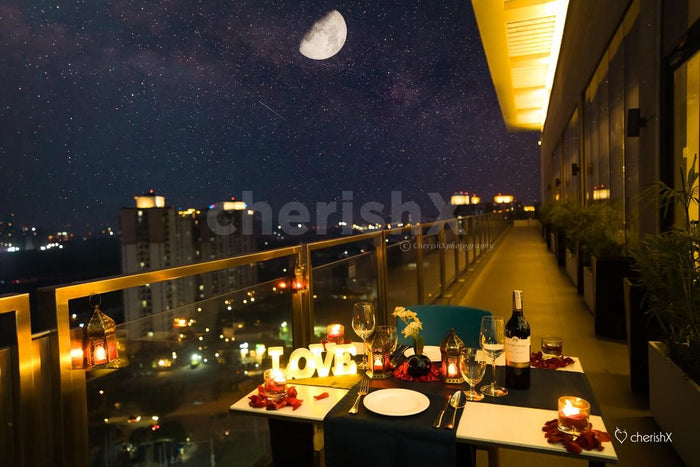 Balcony dining by Holiday inn