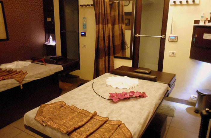 Four Fountains Spa Couples Massage Gift Box: Relaxing Spa Retreats Across India