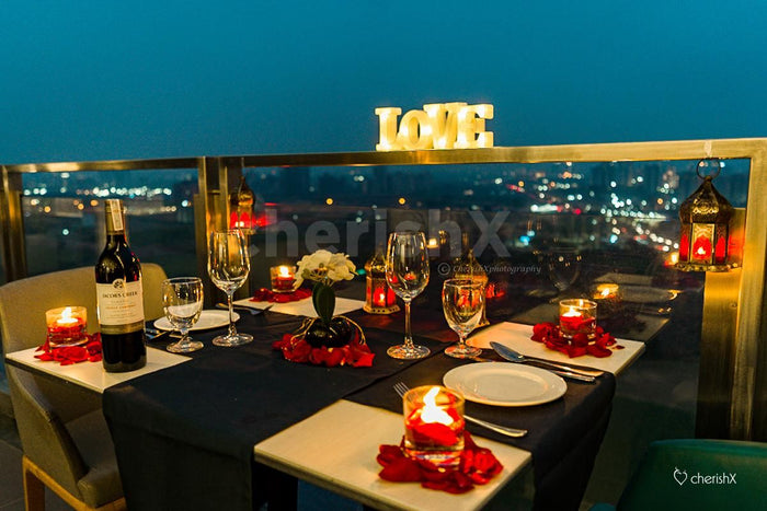 Balcony dining by Holiday inn