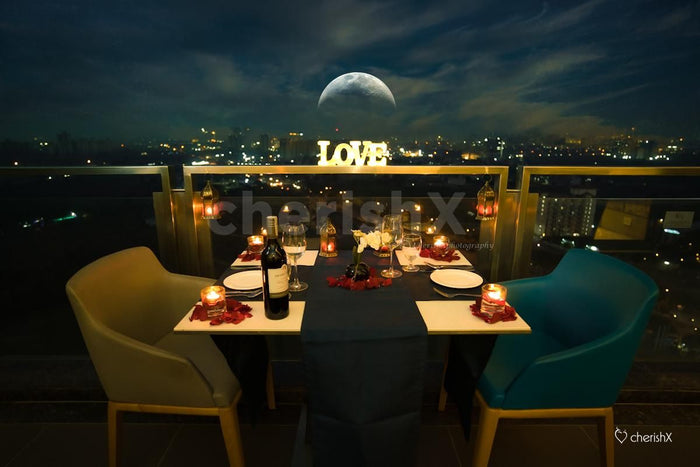 Balcony dining by Holiday inn